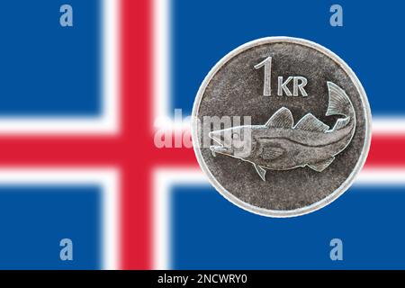 1 isländische Krone und Flagge von Island im Hintergrund - ISK Stockfoto