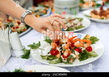 Tischset mit leichten Snacks und Kanapees Stockfoto