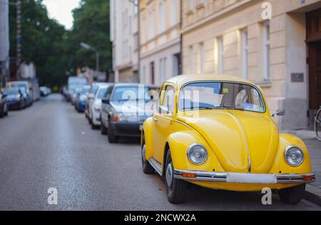 München, Deutschland - 4. August 2022 : Personentransport auf der Straße gelber volkswagen-Käfer Stockfoto