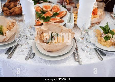 Tischset mit leichten Snacks und Kanapees Stockfoto