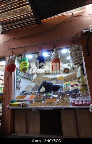 Getrocknete Früchte, Nüsse, Datteln und Mandeln an einem Marktstand in der Medina von Marrakesch, Marokko Stockfoto