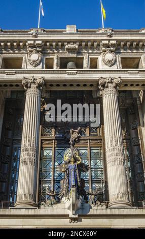 Die Uhr und Statue der Königin der Zeit (Gilbert Bayes, 1931) über dem Eingang zum berühmten Kaufhaus Selfridge, Oxford Street, London Stockfoto