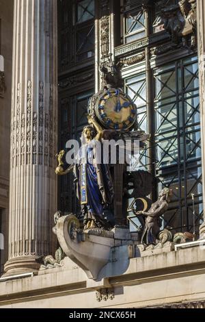 Die Uhr und Statue der Königin der Zeit (Gilbert Bayes, 1931) über dem Eingang zum berühmten Kaufhaus Selfridge, Oxford Street, London Stockfoto