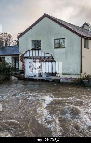 Presteigne, Powys. Ein altes Haus mit seinen Fundamenten, das nach heftigen Regenfällen im Jahr 2022 vom Fluss Lugg weggespült wurde. Es wird wahrscheinlich abgerissen Stockfoto