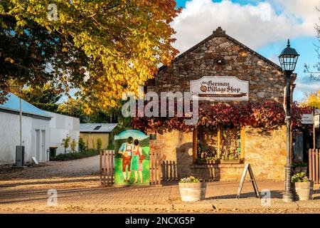 Hahndorf, Adelaide Hills, Südaustralien - 24. April 2021: Deutsches Dorf Uhrenladen Vorderansicht von der Hauptstraße von Hahndorf während der Herbstsaison Stockfoto