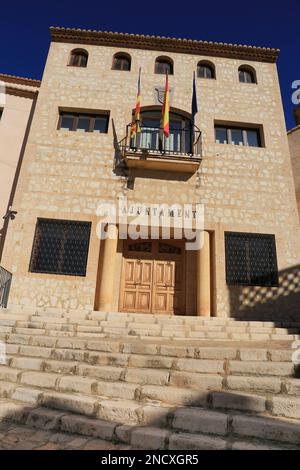 Finestrat, Alicante - 5. Februar 2023: Rathausfassade des Dorfes Finestrat an einem sonnigen Wintertag Stockfoto