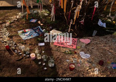 Bristol, Vereinigtes Königreich, 15. Februar 2023. Schilder, Blumen, Kerzenhalter und Gedenknotizen gingen am Morgen nach der Nachtwache in College Green, organisiert von der Bristol Trans Community, für die ermordete transsexuelle Teenagerin Brianna Ghey, die letztes Wochenende in Cheshire in einem mutmaßlichen Hassverbrechen ermordet wurde. Stockfoto