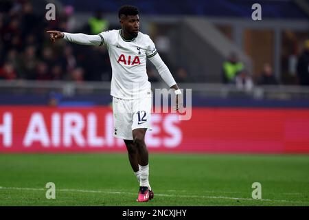 Mailand, Italien. 14. Februar 2023: Emerson Royal vom Tottenham Hotspur FC Gesten während der UEFA Champions League-Runde mit 16. Etappe 1 zwischen AC Mailand und Tottenham Hotspur im Giuseppe Meazza Stadion am 14. Februar 2023 in Mailand, Italien. Stockfoto