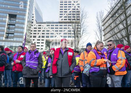 UTRECHT - 15/02/2023Members der Gewerkschaften CNV, FNV und CMHF nehmen an einer nationalen Veranstaltung auf dem Jaarbeursplein in Utrecht Teil. Sie verpflichten sich zu einem besseren Tarifvertrag für kommunale Mitarbeiter. Die diesbezüglichen Konsultationen mit der Vereinigung niederländischer Gemeinden (VNG) sind gescheitert. ANP JEROEN JUMELET niederlande raus - belgien raus Stockfoto