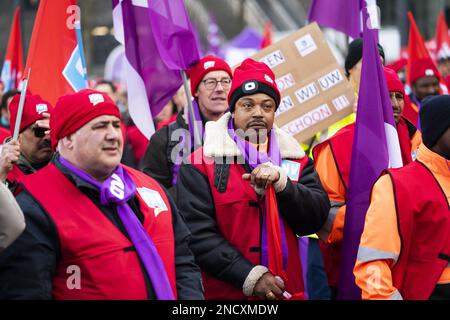 UTRECHT - 15/02/2023Members der Gewerkschaften CNV, FNV und CMHF nehmen an einer nationalen Veranstaltung auf dem Jaarbeursplein in Utrecht Teil. Sie verpflichten sich zu einem besseren Tarifvertrag für kommunale Mitarbeiter. Die diesbezüglichen Konsultationen mit der Vereinigung niederländischer Gemeinden (VNG) sind gescheitert. ANP JEROEN JUMELET niederlande raus - belgien raus Stockfoto