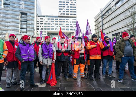 UTRECHT - 15/02/2023Members der Gewerkschaften CNV, FNV und CMHF nehmen an einer nationalen Veranstaltung auf dem Jaarbeursplein in Utrecht Teil. Sie verpflichten sich zu einem besseren Tarifvertrag für kommunale Mitarbeiter. Die diesbezüglichen Konsultationen mit der Vereinigung niederländischer Gemeinden (VNG) sind gescheitert. ANP JEROEN JUMELET niederlande raus - belgien raus Stockfoto