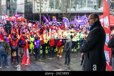 UTRECHT - 15/02/2023VNG Vorsitzender Ton Heerts während einer von CNV, FNV und CMHF organisierten nationalen Veranstaltung auf dem Jaarbeursplein in Utrecht. Sie verpflichten sich zu einem besseren Tarifvertrag für kommunale Mitarbeiter. Die diesbezüglichen Konsultationen mit der Vereinigung niederländischer Gemeinden (VNG) sind gescheitert. ANP JEROEN JUMELET niederlande raus - belgien raus Stockfoto