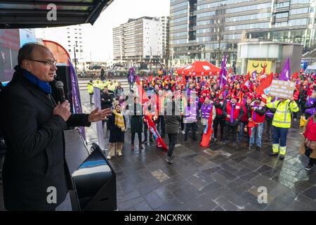 UTRECHT - 15/02/2023VNG Vorsitzender Ton Heerts während einer von CNV, FNV und CMHF organisierten nationalen Veranstaltung auf dem Jaarbeursplein in Utrecht. Sie verpflichten sich zu einem besseren Tarifvertrag für kommunale Mitarbeiter. Die diesbezüglichen Konsultationen mit der Vereinigung niederländischer Gemeinden (VNG) sind gescheitert. ANP JEROEN JUMELET niederlande raus - belgien raus Stockfoto