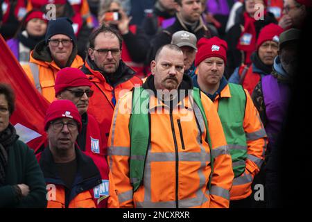 UTRECHT - 15/02/2023Members der Gewerkschaften CNV, FNV und CMHF nehmen an einer nationalen Veranstaltung auf dem Jaarbeursplein in Utrecht Teil. Sie verpflichten sich zu einem besseren Tarifvertrag für kommunale Mitarbeiter. Die diesbezüglichen Konsultationen mit der Vereinigung niederländischer Gemeinden (VNG) sind gescheitert. ANP JEROEN JUMELET niederlande raus - belgien raus Stockfoto