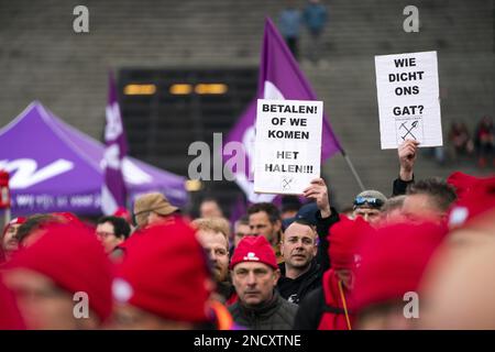 UTRECHT - 15/02/2023Members der Gewerkschaften CNV, FNV und CMHF nehmen an einer nationalen Veranstaltung auf dem Jaarbeursplein in Utrecht Teil. Sie verpflichten sich zu einem besseren Tarifvertrag für kommunale Mitarbeiter. Die diesbezüglichen Konsultationen mit der Vereinigung niederländischer Gemeinden (VNG) sind gescheitert. ANP JEROEN JUMELET niederlande raus - belgien raus Stockfoto