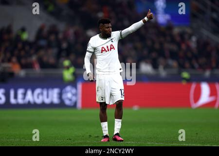 Emerson Royal of Tottenham Hotspur FC Gesten während der UEFA Champions League-Runde 16 im ersten Spiel zwischen AC Milan und Tottenham Hotspur im Giuseppe Meazza Stadium am 14. Februar 2023 in Mailand, Italien. Stockfoto