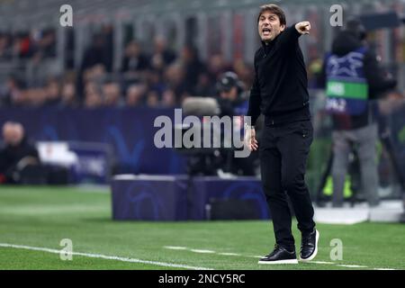 Antonio Conte, Cheftrainer des Tottenham Hotspur FC, zeigt Gesten während der UEFA Champions League-Runde des ersten Teilchenspiels 16 zwischen AC Mailand und Tottenham Hotspur im Giuseppe Meazza Stadium am 14. Februar 2023 in Mailand, Italien. Stockfoto