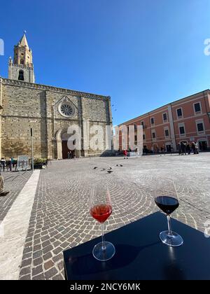 Gläser Wein auf der italienischen Piazza mit Blick auf die historische Kirche Stockfoto