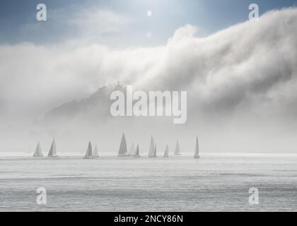 Segelboote im Nebel in San Francisco Bay, San Francisco, Kalifornien, USA Stockfoto
