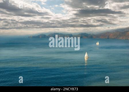 Zwei Segelboote in der San Francisco Bay, San Francisco, Kalifornien, USA, aus der Ferne aus der Vogelperspektive Stockfoto