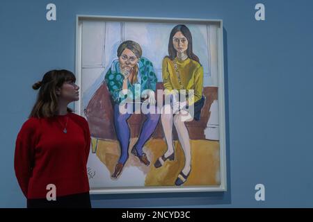 London, Großbritannien. 15. Februar 2023 Motiv: Alice Neel,“ Wellesley Girls“ (1967) Vorschau auf der Barbican Art Gallery der amerikanischen Künstlerin Alice Neel (1900-1984) Hot Off the Griddle, die bisher größte Ausstellung im Vereinigten Königreich, deren lebendige Porträts den sich wandelnden sozialen und politischen Kontext des amerikanischen 20. Jahrhunderts einfangen. Die Ausstellung findet vom 16. Februar bis zum 21. Mai 2023 statt. Kredit: amer Ghazzal/Alamy Live News Stockfoto