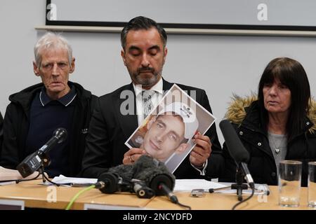 Familienanwalt Aamer Anwar (Zentrum) mit Joseph Sneddddddons Eltern James Sneddon und Jane Sneddon während einer Pressekonferenz in der Edinburgh Central Library im Vorfeld eines Treffens mit der Lord Advocate Dorothy Bain KC im Crown Office and Procurator Fiscal Service in Edinburgh. Joseph Sneddon starb am 8. April 2022 nach Kontakt mit der Kirkcaldy Polizei im Victoria Hospital, Kirkcaldy, und war angeblich für einen längeren Zeitraum festgehalten. Bilddatum: Mittwoch, 15. Februar 2023. Stockfoto