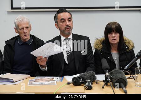 Familienanwalt Aamer Anwar (Zentrum) mit Joseph Sneddddddons Eltern James Sneddon und Jane Sneddon während einer Pressekonferenz in der Edinburgh Central Library im Vorfeld eines Treffens mit der Lord Advocate Dorothy Bain KC im Crown Office and Procurator Fiscal Service in Edinburgh. Joseph Sneddon starb am 8. April 2022 nach Kontakt mit der Kirkcaldy Polizei im Victoria Hospital, Kirkcaldy, und war angeblich für einen längeren Zeitraum festgehalten. Bilddatum: Mittwoch, 15. Februar 2023. Stockfoto