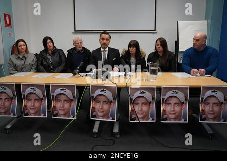 Die Familie von Joseph Sneddon (von links nach rechts) Schwestern Gillian Sinclair und Kerry Sneddon, Vater James Sneddon, Familienanwalt Aamer Anwar, Mutter Jane Sneddon, Schwester Laura Sneddon, Und Onkel James Scougall, während einer Pressekonferenz in der Edinburgh Central Library, vor einem Treffen mit der Lord Advocate Dorothy Bain KC, im Crown Office and Procurator Fiscal Service in Edinburgh. Joseph Sneddon starb am 8. April 2022 nach Kontakt mit der Kirkcaldy Polizei im Victoria Hospital, Kirkcaldy, und war angeblich für einen längeren Zeitraum festgehalten. Foto: Mittwoch, 15. Februar, Stockfoto