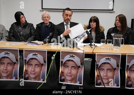 Die Familie von Joseph Sneddon (von links nach rechts), Schwester Kerry Sneddon, Vater James Sneddon, Familienanwalt Aamer Anwar, Mutter Jane Sneddon, Und Schwester Laura Sneddon, während einer Pressekonferenz in der Edinburgh Central Library, vor einem Treffen mit der Lord Advocate Dorothy Bain KC, im Crown Office and Procurator Fiscal Service in Edinburgh. Joseph Sneddon starb am 8. April 2022 nach Kontakt mit der Kirkcaldy Polizei im Victoria Hospital, Kirkcaldy, und war angeblich für einen längeren Zeitraum festgehalten. Bilddatum: Mittwoch, 15. Februar 2023. Stockfoto