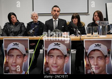 Die Familie von Joseph Sneddon (von links nach rechts), Schwester Kerry Sneddon, Vater James Sneddon, Familienanwalt Aamer Anwar, Mutter Jane Sneddon, Und Schwester Laura Sneddon, während einer Pressekonferenz in der Edinburgh Central Library, vor einem Treffen mit der Lord Advocate Dorothy Bain KC, im Crown Office and Procurator Fiscal Service in Edinburgh. Joseph Sneddon starb am 8. April 2022 nach Kontakt mit der Kirkcaldy Polizei im Victoria Hospital, Kirkcaldy, und war angeblich für einen längeren Zeitraum festgehalten. Bilddatum: Mittwoch, 15. Februar 2023. Stockfoto