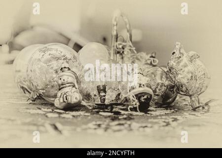 Alte alte Weihnachtsspielzeuge auf Teppich in Sepiastimmung Stockfoto