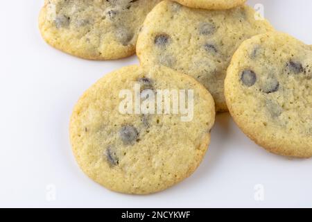 Schokoladenkekse auf weißem Hintergrund mit Kopierbereich Stockfoto