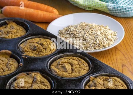 Gesunde kalorienarme Karotten-Hafer-Muffins im Backblech mit selektivem Fokus Stockfoto