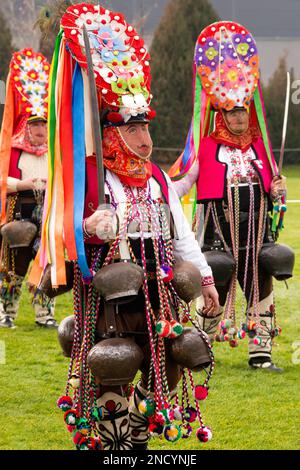 Kukeri Startsi Tänzer mit bunten Masken beim jährlichen Simitlia Winter Festival in Simitli, Grafschaft Blagoevgrad, Bulgarien, osteuropa, Balkan, EU Stockfoto