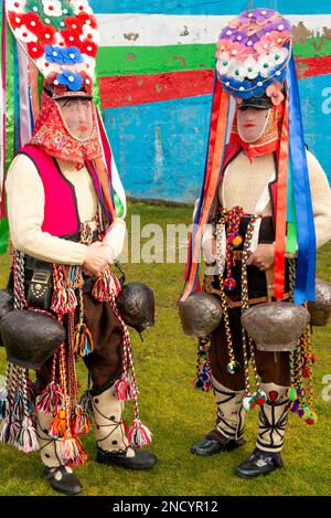 Typische Kukeri Startsi-Tänzer aus dem Dorf Kliment in der Region Karlovo beim jährlichen Simitlia Winter Festival in Simitli, Grafschaft Blagoevgrad, Bulgarien Stockfoto