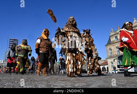 Stuttgart, Deutschland. 15. Februar 2023. Die Narren der Schwäbisch-Alemannischen Narren gehen zum Neuen Schloss, um dort den dummen Empfang der Staatsregierung zu veranstalten. Kredit: Bernd Weißbrod/dpa/Alamy Live News Stockfoto