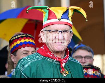 Stuttgart, Deutschland. 15. Februar 2023. Winfried Kretschmann (r, Bündnis 90/die Grünen), Ministerpräsident von Baden-Württemberg, steht vor dem Neuen Palast als Närrischen Staatsempfang der Landesregierung verkleidet. Kredit: Bernd Weißbrod/dpa/Alamy Live News Stockfoto