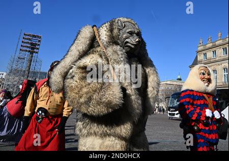 Stuttgart, Deutschland. 15. Februar 2023. Die Narren der Schwäbisch-Alemannischen Narren gehen zum Neuen Schloss, um dort den dummen Empfang der Staatsregierung zu veranstalten. Kredit: Bernd Weißbrod/dpa/Alamy Live News Stockfoto