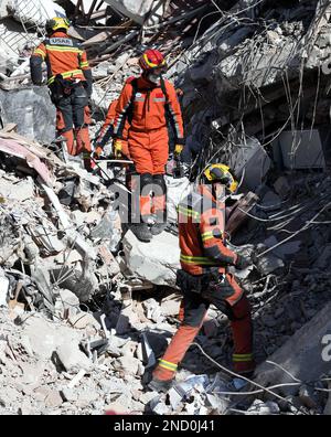 Antakya, T-¨¹rkiye. 14. Februar 2023. Eine gemeinsame Rettungsgruppe, die Mitglieder des Such- und Rettungsteams China und ein Such- und Rettungsteam der Sonderverwaltungsregion Hongkong (HKSAR) umfasst, führt am 14. Februar 2023 in Antakya, südliche Provinz Hatay, T¨¹rkiye, eine Rettungsaktion unter Erdbebenschutt durch. China hat T¨¹rkiye seit massiven Erdbeben und Nachbeben letzte Woche eine Reihe von Rettungsteams und lebenswichtigen Gegenständen angeboten, um bei der Suche nach Überlebenden zu helfen, die unter den Trümmern gefangen sind. Kredit: Shadati/Xinhua/Alamy Live News Stockfoto