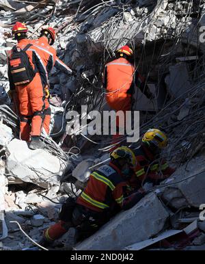 Antakya, T-¨¹rkiye. 14. Februar 2023. Eine gemeinsame Rettungsgruppe, die Mitglieder des Such- und Rettungsteams China und ein Such- und Rettungsteam der Sonderverwaltungsregion Hongkong (HKSAR) umfasst, führt am 14. Februar 2023 in Antakya, südliche Provinz Hatay, T¨¹rkiye, eine Rettungsaktion unter Erdbebenschutt durch. China hat T¨¹rkiye seit massiven Erdbeben und Nachbeben letzte Woche eine Reihe von Rettungsteams und lebenswichtigen Gegenständen angeboten, um bei der Suche nach Überlebenden zu helfen, die unter den Trümmern gefangen sind. Kredit: Shadati/Xinhua/Alamy Live News Stockfoto