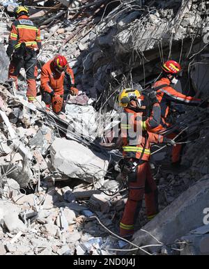 Antakya, T-¨¹rkiye. 14. Februar 2023. Eine gemeinsame Rettungsgruppe, die Mitglieder des Such- und Rettungsteams China und ein Such- und Rettungsteam der Sonderverwaltungsregion Hongkong (HKSAR) umfasst, führt am 14. Februar 2023 in Antakya, südliche Provinz Hatay, T¨¹rkiye, eine Rettungsaktion unter Erdbebenschutt durch. China hat T¨¹rkiye seit massiven Erdbeben und Nachbeben letzte Woche eine Reihe von Rettungsteams und lebenswichtigen Gegenständen angeboten, um bei der Suche nach Überlebenden zu helfen, die unter den Trümmern gefangen sind. Kredit: Shadati/Xinhua/Alamy Live News Stockfoto