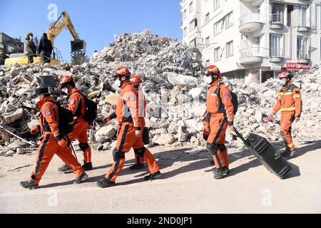 Antakya, T-¨¹rkiye. 14. Februar 2023. Eine gemeinsame Rettungsgruppe, die Mitglieder des Such- und Rettungsteams China und ein Such- und Rettungsteam der Sonderverwaltungsregion Hongkong (HKSAR) umfasst, führt am 14. Februar 2023 in Antakya, südliche Provinz Hatay, T¨¹rkiye, eine Rettungsaktion unter Erdbebenschutt durch. China hat T¨¹rkiye seit massiven Erdbeben und Nachbeben letzte Woche eine Reihe von Rettungsteams und lebenswichtigen Gegenständen angeboten, um bei der Suche nach Überlebenden zu helfen, die unter den Trümmern gefangen sind. Kredit: Shadati/Xinhua/Alamy Live News Stockfoto