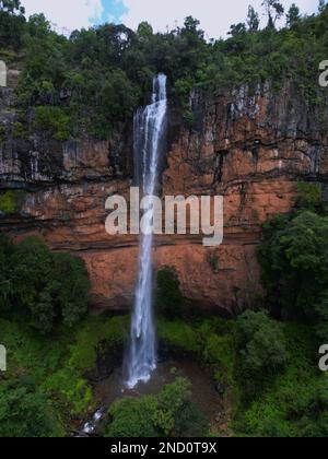 Eine vertikale Aufnahme des Bridal Veil Falls Wasserfalls in Sabie, Mpumalanga in Südafrika. Stockfoto