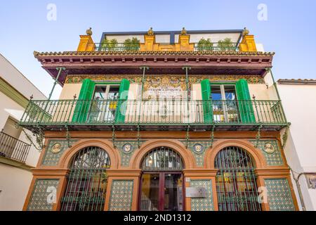 Sevilla, Spanien - 4. Januar 2023: Künstlerische Keramikfabrik Nuestra Señora de la O (Unsere Frau von der O), typisches Sevilla-Haus im historischen Viertel Stockfoto