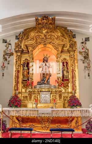 Sevilla, Spanien - 4. Januar 2023: Jesús de las Penas Bild von Christus, der im Moment vor der Kreuzigung sitzt, Altarbild im Inneren der Kapelle von T. Stockfoto