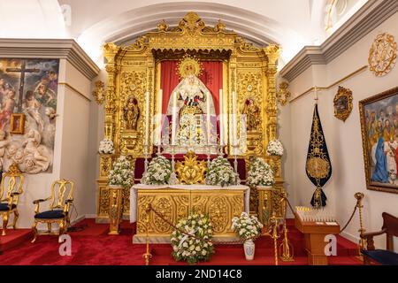 Sevilla, Spanien - 4. Januar 2023: Bild unserer Lady La Virgen de la Estrella Coronada (Jungfrau des Sterns) in der Kapelle der Bruderschaft der Stockfoto