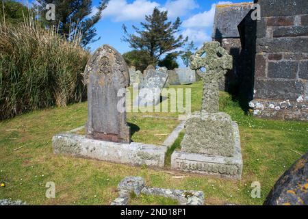 Grade Church Churchyard, Cadgwith, Cornwall, Großbritannien - John Gollop Stockfoto