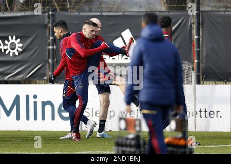 AMSTERDAM - Dusan Tadic von Ajax während eines Trainings vor dem Spiel der UEFA Europa League zwischen Ajax Amsterdam und dem FC Union Berlin im sportpark de Toekomst am 15. Februar 2023 in Amsterdam, Niederlande. ANP MAURICE VAN STONE Stockfoto