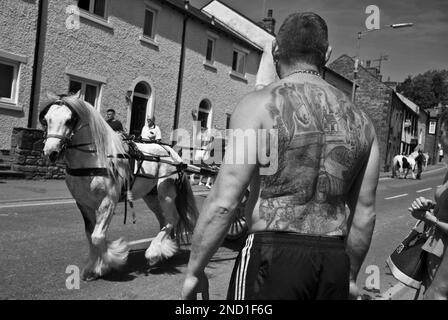 Ein Gentleman zeigt stolz sein Tattoo zurück, wo das Thema zu der Veranstaltung passt, an der er teilnimmt... die Appleby Horse Fair in Cumbria, Stockfoto