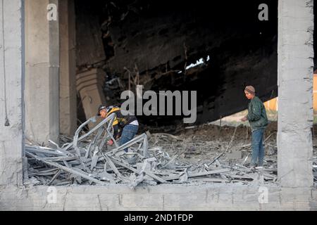 Gaza-Stadt. Palästina. 15. Februar 2023. Palästinenser inspizieren ein Hochzeitsfotografiestudio, das nach den israelischen Angriffen auf Gaza-Stadt beschädigt wurde. Stockfoto